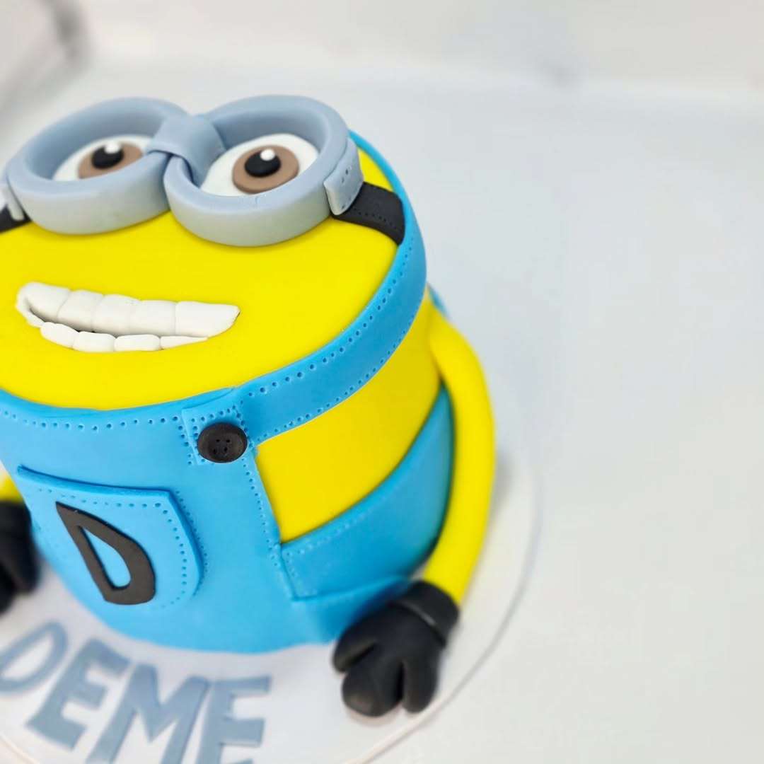 MINION CAKE