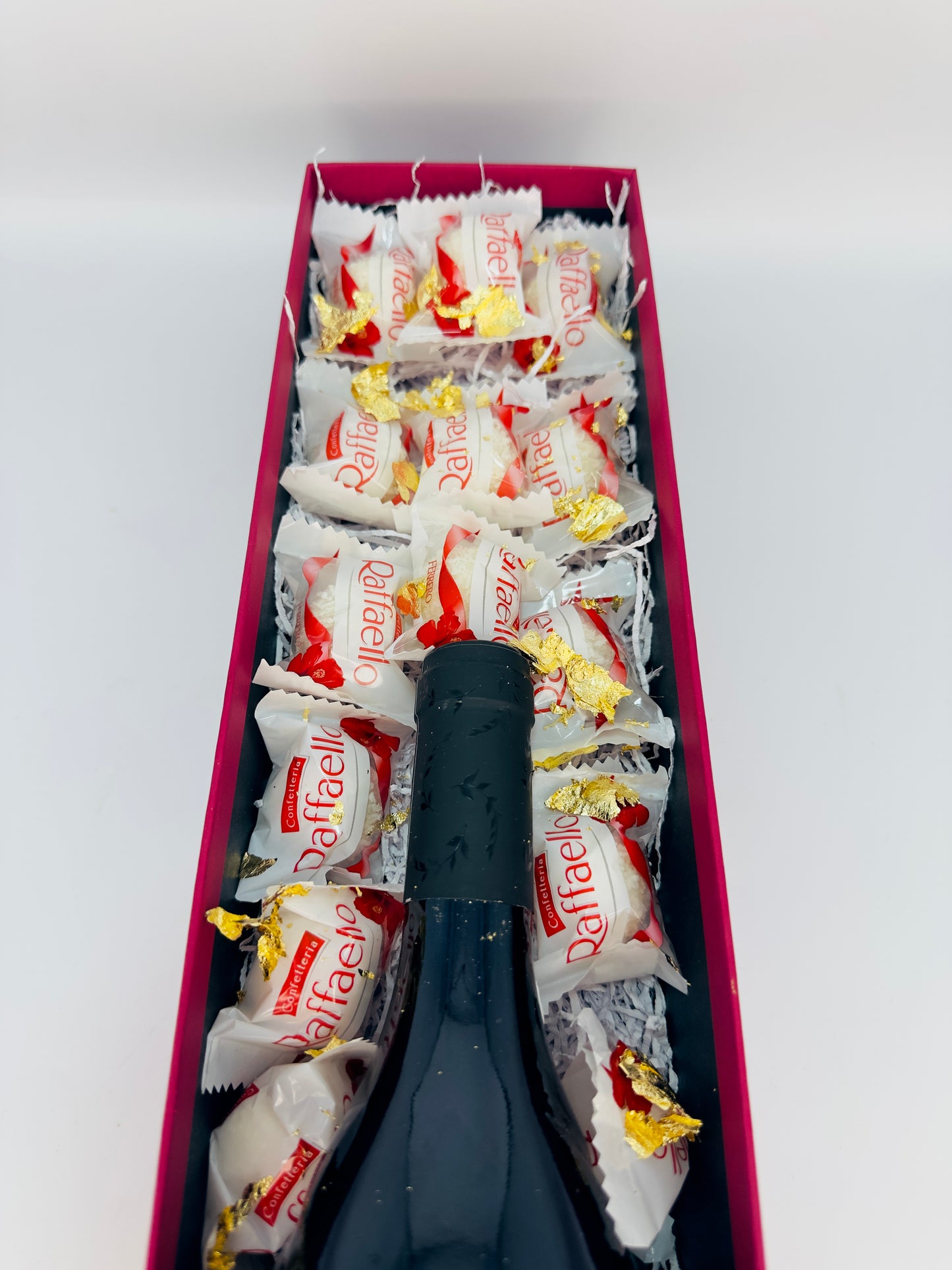 CHRISTMAS GIFT RED BOX WINE VE RAFFAELLO