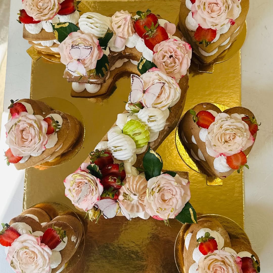 SMALL NUMBER CAKE VS 6 HEARTS