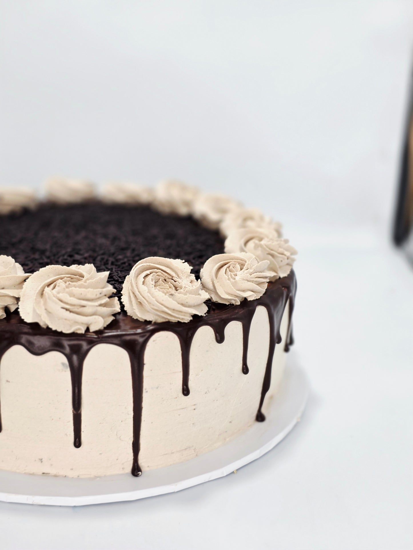 LARGE CHOCOLATE CAKE